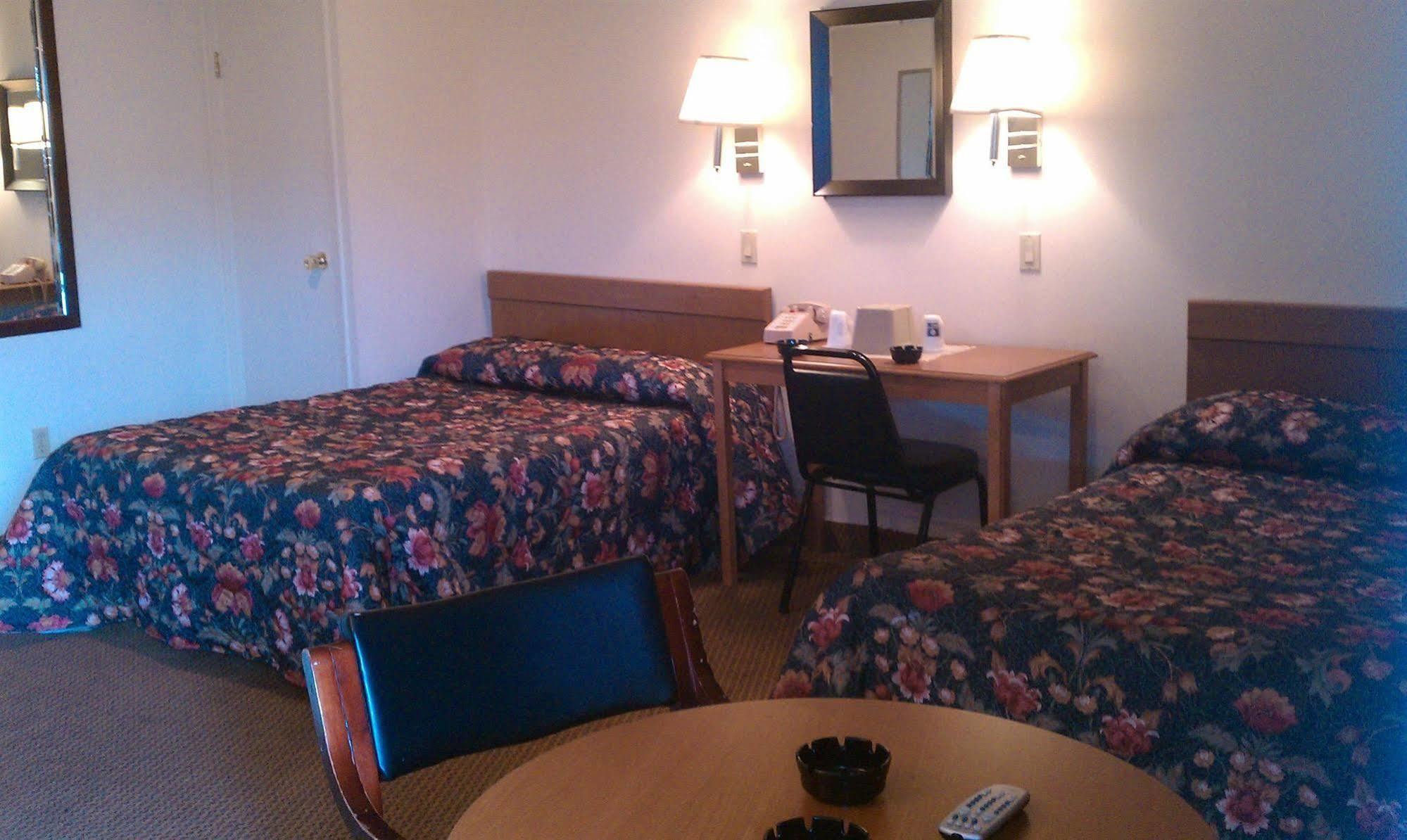 Americana Inn Farmingdale Room photo